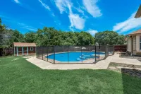 Family Dream Home, Arcade fun!, Huge Pool! 5 bedrooms, 3 baths