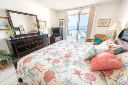 Oceanfront 2bedroom/2Bathroom condo from the 5th floor Отели рядом с достопримечательностью «Irene H. Canova Park»