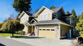 Luxury 4 Bedroom Home with Fireplace & Jacuzzi