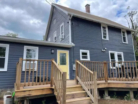 Beautiful Farmhouse, 6 bedrm, pond, woods, firepit