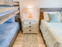 Sunny Family Friendly House 1500 sqft ~ Oversized Covered Deck ~ .5 m to Beach