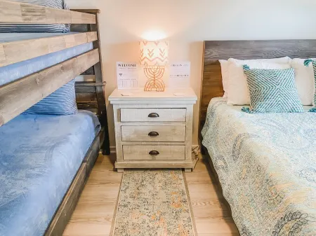 Sunny Family Friendly House 1500 sqft ~ Oversized Covered Deck ~ .5 m to Beach