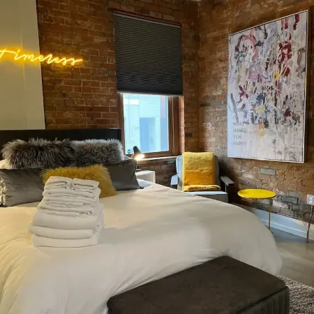 Timeless Loft -OTR -TQL w/ FREE Parking