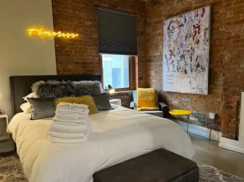Timeless Loft -OTR -TQL w/ FREE Parking