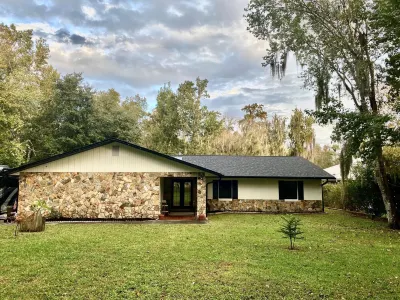 Waterfront 3 Bedroom Cottage with Dock and Kayaks Close to Mount Dora & Sanford Hotels near Willa Springs
