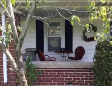 Farmhouse Cottage local Horse farms, Distilleries, Winery Tours, walking trails. Hotels in Woodford County