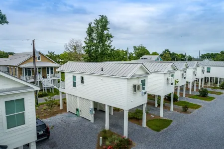 Cozy cottage with easy access to beach & restaurants- Pet Friendly!