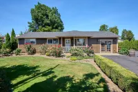 An Entertainment Oasis!  Off the I5,Woodburn Outlet Mall & minutes from Safeway.