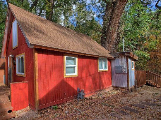 Charming Creekside Cabin Walk to Downtown Manitou – Ideal Retreat!