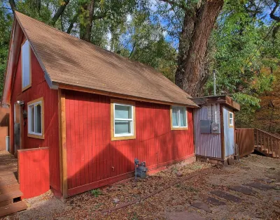 Charming Creekside Cabin Walk to Downtown Manitou – Ideal Retreat!