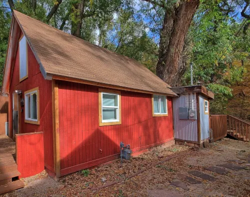 Charming Creekside Cabin Walk to Downtown Manitou – Ideal Retreat!