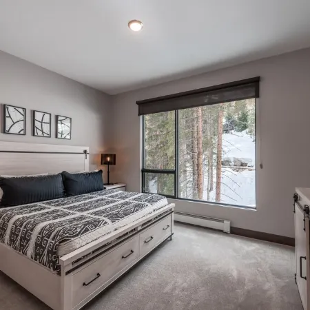 The "Powder Day" of Ski Condos! Ski-in Ski-Out, Great Vibe, Chef's Kitchen + EV!