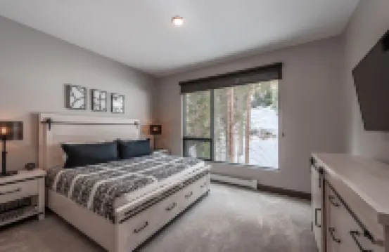 The "Powder Day" of Ski Condos! Ski-in Ski-Out, Great Vibe, Chef's Kitchen + EV!