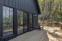 Bearside Retreat - Brand new, pet friendly, & 3 private acres minutes from town!