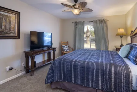 Beautiful CLEAN Townhome in Mesa -  w/Heated Pool and RV Parking available!! Отели рядом с достопримечательностью «Commemorative Air Force Museum»