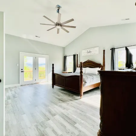 New! Private 5BR 5,000 SqFt Lake House on 7 Acres