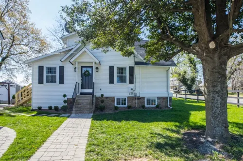 Elegant Middleburg Manor with 3 Bedrooms 2 Baths