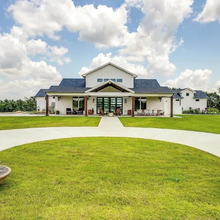 8 bedrooms Ranch, Pool, Giant Hot Tub, Fishing, Fire Pits and Hiking trails
