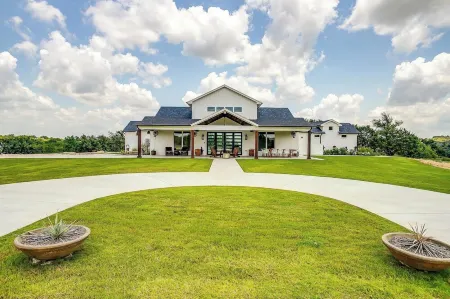 8 bedrooms Ranch, Pool, Giant Hot Tub, Fishing, Fire Pits and Hiking trails