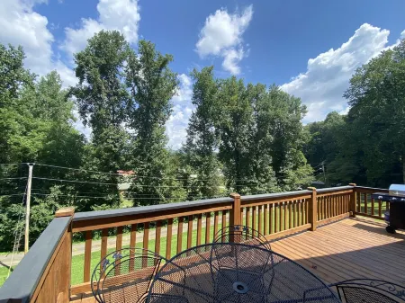 Smoky Hideaway • 2Bed 2Bath Cabin • Near Bike Trail Отели в г. Таунсенд