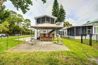 Waterfront Home on deep canal, private dock, close to boat ramp Ft Island Trail - Parvekkeita