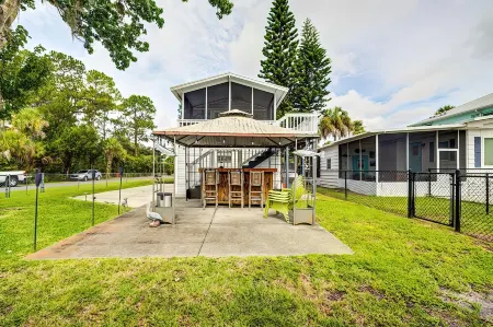 Waterfront Home on deep canal, private dock, close to boat ramp Ft Island Trail
