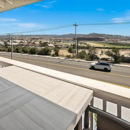 DEL MAR RETREAT & OCEAN VIEW! Walk to the beach!