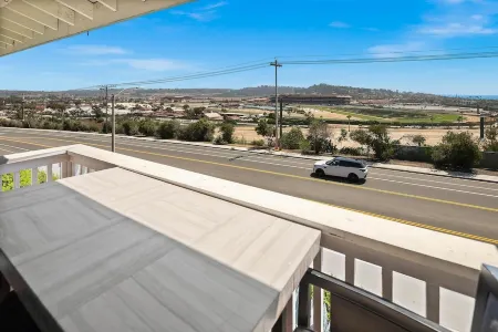 DEL MAR RETREAT & OCEAN VIEW! Walk to the beach! Отели в г. Солана Бич