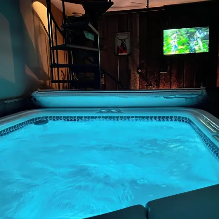 Outdoor Movie Theater/Storybook Chalet Beech Mtn/Vibrant Autumn Colors/Hot Tub