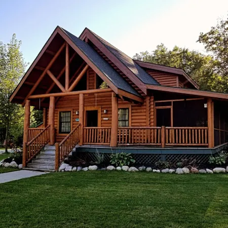 Cozy 2-bedroom lodge near Higgins Lake with WiFi, AC