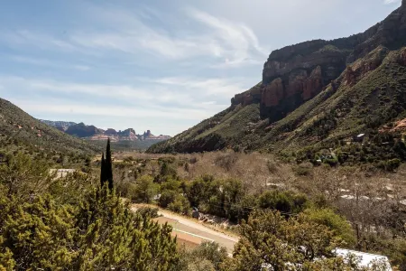 Dreamy Sedona Cabin in Oak Creek Canyon Отели рядом с достопримечательностью «Парк штата Слайд Рок»