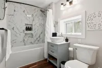 Modern & Cozy, Minutes to Airport & WNC Ag Center