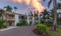 BEACH, POOL, SUNSETS in the Heart of Old Naples!