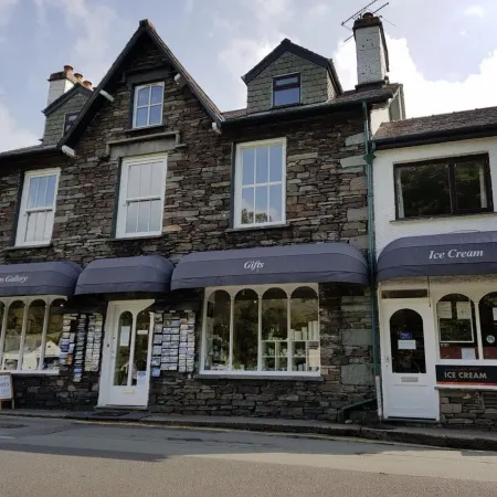 Newly refurbished 2 bedroom, 2 bathroom apartment right in the heart of Grasmere