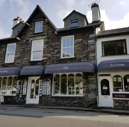Newly refurbished 2 bedroom, 2 bathroom apartment right in the heart of Grasmere