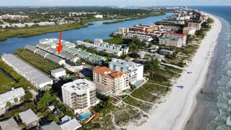 White sand & cool waves steps from your door! Отели рядом с достопримечательностью «Town Square Nature Park»