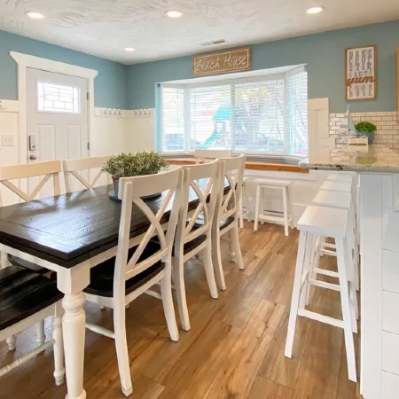 Hot Tub, Game Room, Only 2 Blocks from the Lake!