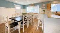 Hot Tub, Game Room, Only 2 Blocks from the Lake! - 4 tähden