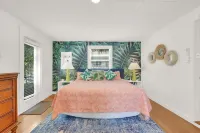Downtown Tropical Oasis- heated Pool/ Private fenced yard.