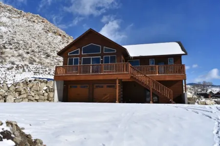 Yellowstone Northern Views -- Gorgeous Home. One mile to Yellowstone! Отели в г. Гардинер