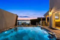 Relaxing 4 bed, 4 bath, + private studio lakefront home on Lake Stevens! Hotels in Snohomish County