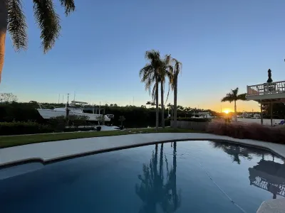 Beautiful Waterfront Home. 8 Min Walk to the Beach and Restaurants Private Pool.