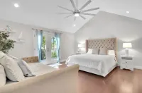 Luxurious large 3bd/2ba Home with Dock with beautiful sunset views