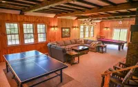 Cozy 3br condo @West Dover Vt. Heated pool, tennis, pickleball and pool table.