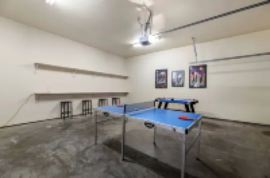 1 mi to AT&T / King Beds / Game-room / Study Desks