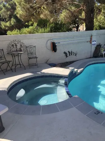 POOL & /SPA. 9 hole Mini putt in yard. Walk to Golf Course. 3 Bedrm, bungalow Отели рядом с достопримечательностью «Cactus Garden Dr»