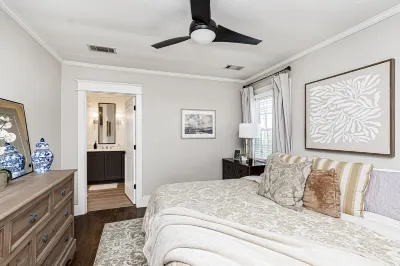 Classic-contemporary Bungaleaux in a prime location, your home away from home.