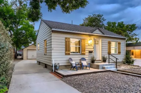 Olde Town Gold-2 bed/1 bath in Olde Town Arvada Отели рядом с достопримечательностью «Парк Хоскинсон»