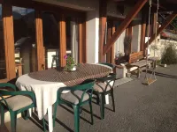 House 8 people comfortably 150m from the slopes - Linen included