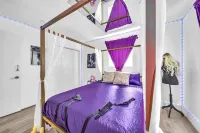 Unique Erotic stay at Lola's House Hotels near 7-Eleven
